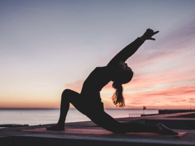 Une femme pratiquant du yoga